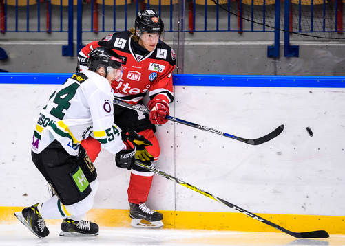 Piteås Marcus Hardegård slår bort pucken framför