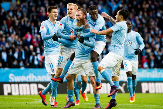 Malmö FFs Jo Inge Berget kramas om av sina lagkamrater