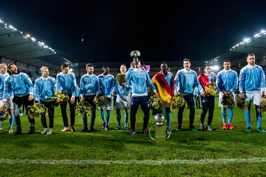 Malmö FFs spelare med Markus Rosenberg med megafon i