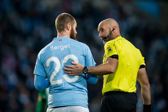 Malmö FFs Jo Inge Berget i diskussion med domare Stefan