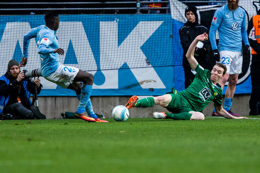 Malmö FFs Pa Konate och Hammarbys Birkir Már Saevarsson