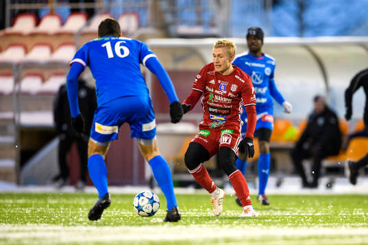 s Gustav Rönnbäck-Wallin med bollen