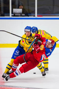 Sveriges Kristoffer Gunnarsson tacklar Rysslands Egor Fateev