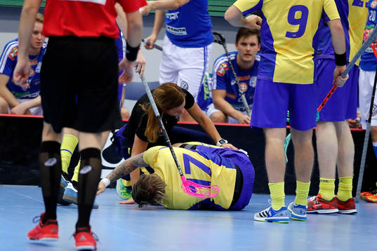 Sveriges Rasmus Enström ligger skadad på golvet