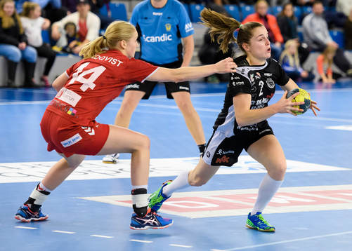H65 Höörs Emma Lindqvist håller fast Bodens Mariana Lopes