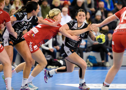 Bodens Mariana Lopes försöker gå förbi H65 Höörs Anna