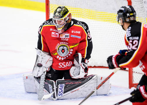 Luleås målvakt Joel Lassinatti rädda ett skott