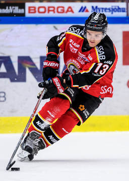Luleås Julius Junttila med pucken