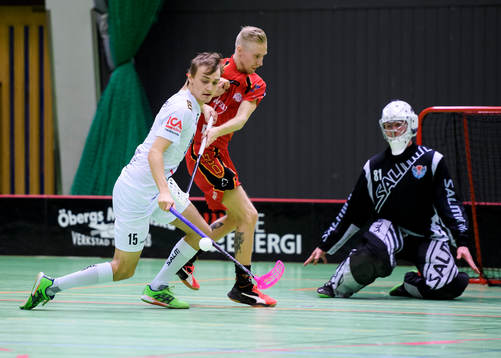 Gävles Erik Söderström knuffar bort Wibaxs Joel Grape