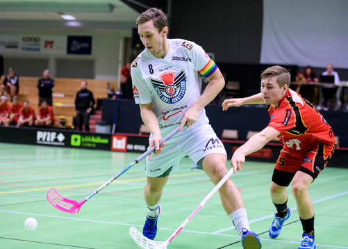 Gävles Anders Nygren pressas av Wibaxs Joel Wadsten