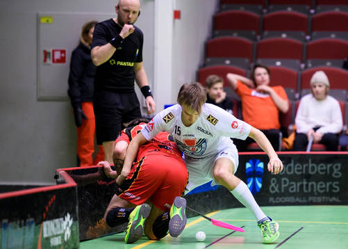 Gävles Erik Söderström trycker till Wibaxs Marcus Renberg