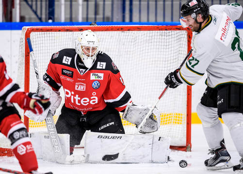 Piteås målvakt Joel Vännström räddar ett skott