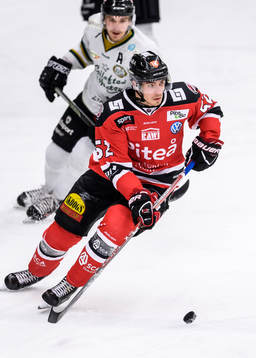 Piteås August Tornberg med pucken