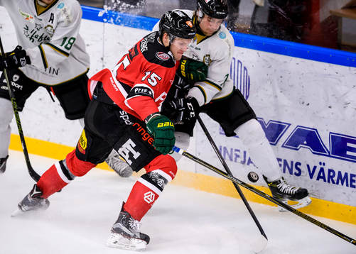 Piteås Alexander Manberg håller undan Sollefteås Simon