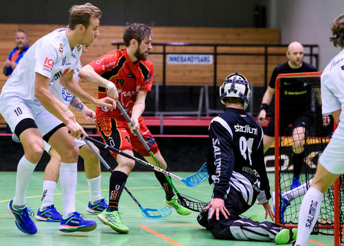 Wibaxs Erik Wuopio är framme och hotar framför Gävles