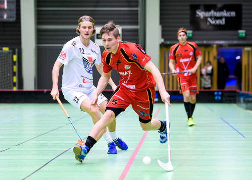 Wibaxs Joel Wadsten med bollen