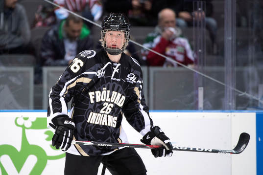 Frölundas Rasmus Dahlin värmer upp innan ishockeymatchen