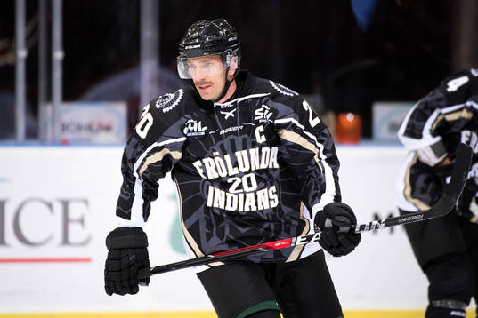 Frölundas Joel Lundqvist värmer upp innan ishockeymatchen