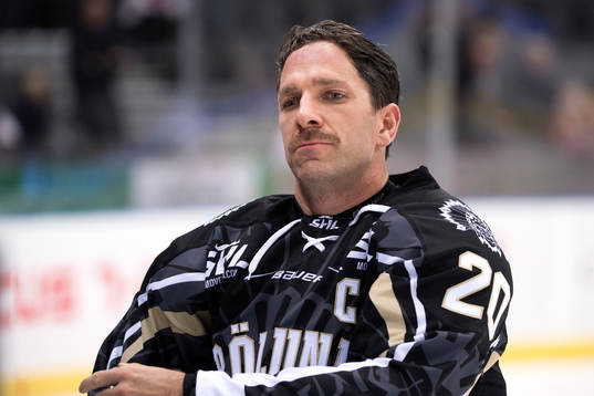 Frölundas Joel Lundqvist innan ishockeymatchen i SHL