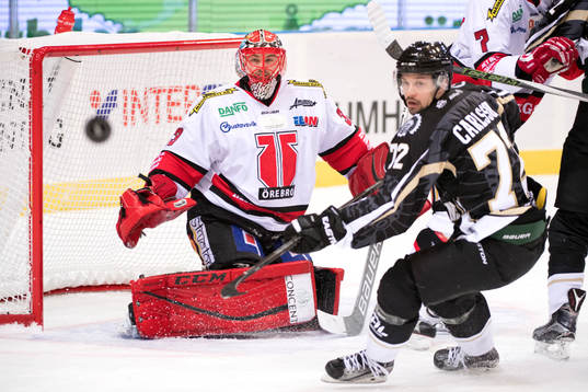 Örebros målvakt Julius Hudacek och Frölundas Patrik
