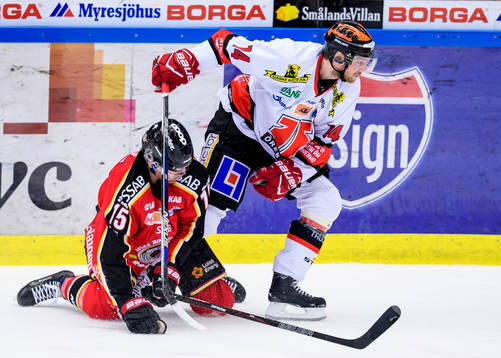 Luleås Christian Jaros hamnar på knä i en med Örebros
