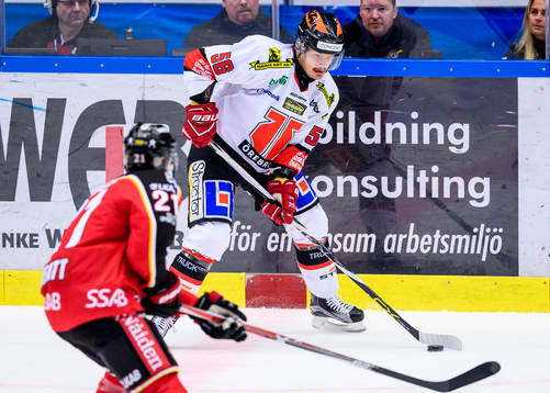 Örebros Johan Wiklander med pucken