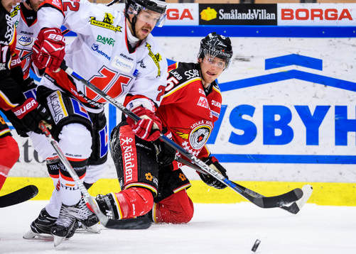 Luleås Anton Hedman knästående på isen
