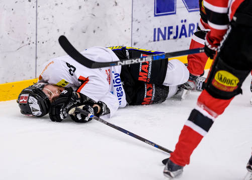 Asplövens Anton Grundström ligger på isen