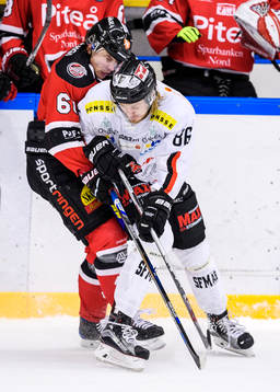 Piteås Isak Ahrling tacklas av Asplövens Ludwig Niderbach