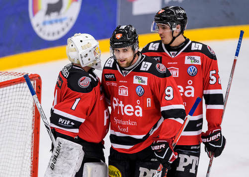 Piteås målvakt Joel Vännström och Olof Lundberg jublar