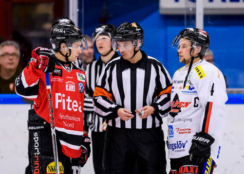 Domare Jimmy Andersson pratar med Piteås Magnus Isaksson