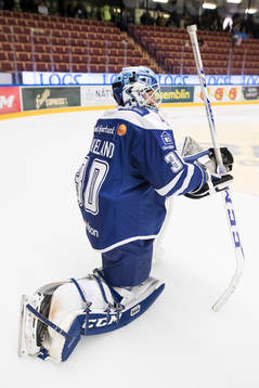 Leksands målvakt Henrik Haukeland vid värmningen innan