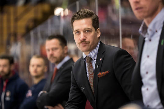 Växjös tränare Sam Hallam  i ishockeymatchen i SHL