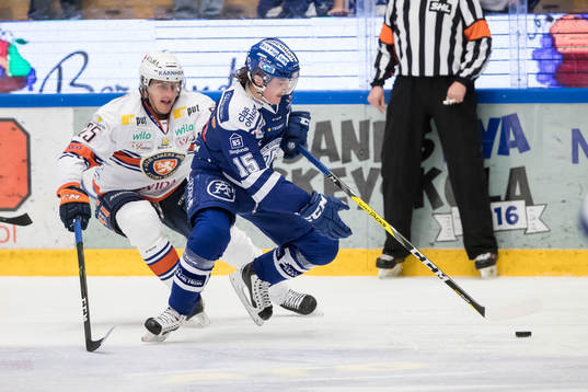 Leksands Johan Porsberger jagas av Växjös  Philip Holm  i