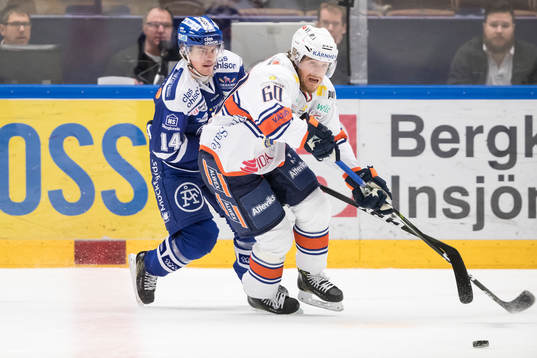 Leksands Oskar Lang jagar Växjös Erik Josefsson  i