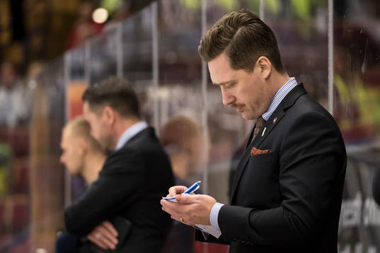 Växjös tränare Sam Hallam  i ishockeymatchen i SHL