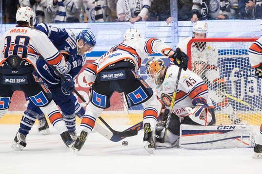 chans för Leksands János Hári framför Växjös målvakt