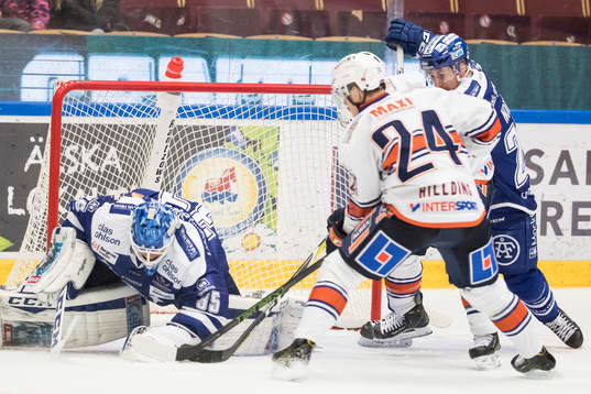 Leksands målvakt Atte Engren blockerar pucken Växjös