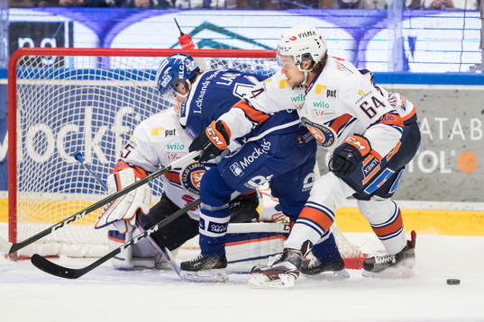 Chans för Leksands Oskar Lang framför Växjös målvakt