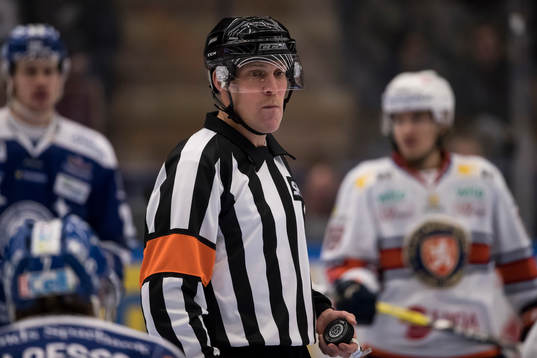 Domare Morgan Johansson i ishockeymatchen i SHL mellan