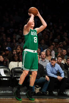 Bostons Jonas Jerebko skjuter ett skott