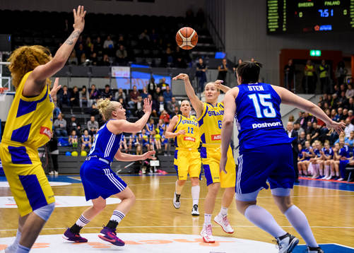 Sveriges Frida Eldebrink passar bollen