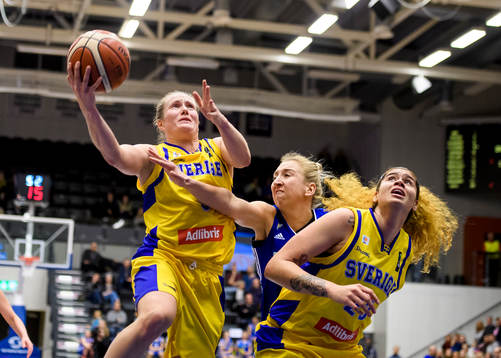 Sveriges Elin Eldebrink lägger i två poäng