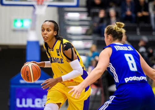 Sveriges Farhiya Abdi med bollen