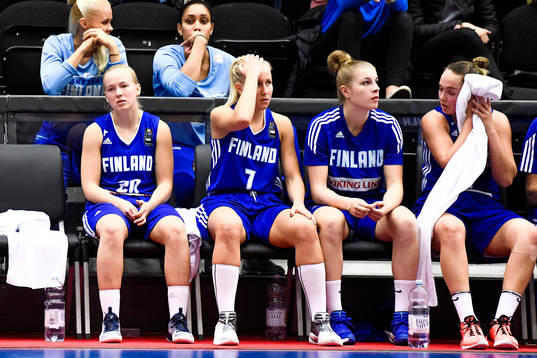 Finlands spelare deppar på bänken