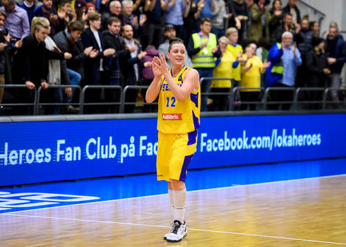 Sveriges Anna Barthold tackar publiken