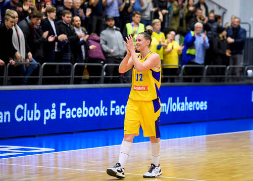 Sveriges Anna Barthold tackar publiken