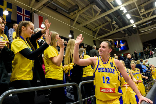 Sveriges Anna Barthold tackar publiken