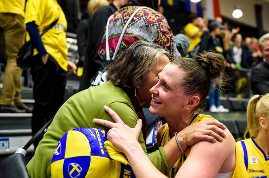 Sveriges Anna Barthold tackar publiken