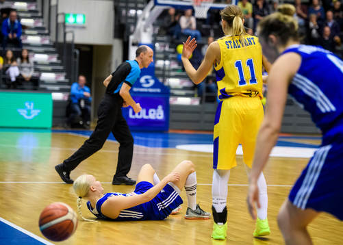 Finlands Ella Väätänen hamnar på golvet